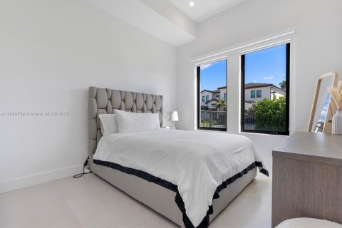 House in Hollywood, Florida 4 bedrooms, 288 sq.m. № 2016803 - photo 26