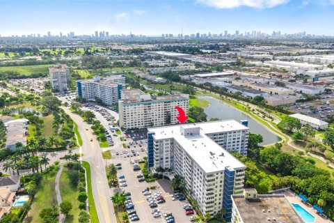 Copropriété à vendre à Hollywood, Floride: 2 chambres, 105.17 m2 № 1935342 - photo 18