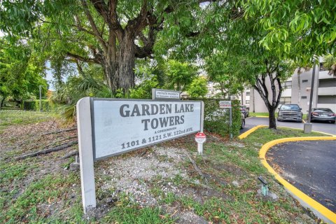 Condo in Miami, Florida, 2 bedrooms № 2260739 - photo 2