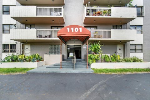 Condo in Miami, Florida, 2 bedrooms № 2260739 - photo 3