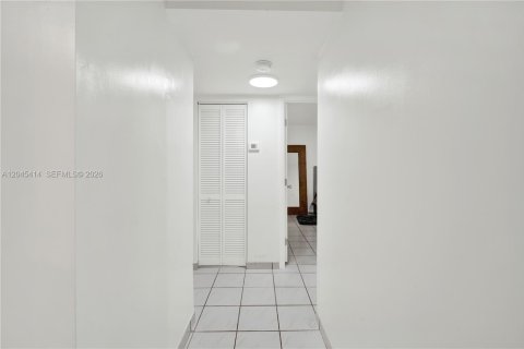 Condo in Miami, Florida, 2 bedrooms № 2260739 - photo 11