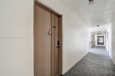 Condo in Miami, Florida, 2 bedrooms № 2260739 - photo 5