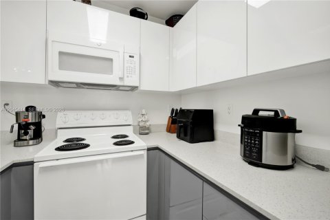 Condo in Miami, Florida, 2 bedrooms № 2260739 - photo 9