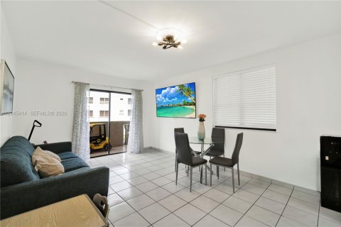 Condo in Miami, Florida, 2 bedrooms № 2260739 - photo 28