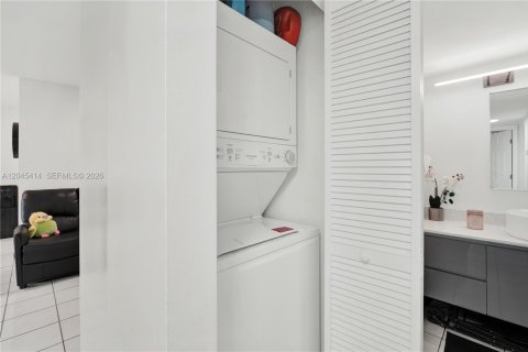 Condo in Miami, Florida, 2 bedrooms № 2260739 - photo 12
