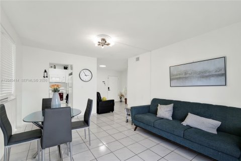 Condo in Miami, Florida, 2 bedrooms № 2260739 - photo 25
