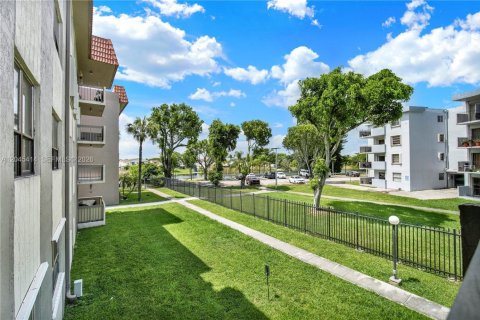 Condo in Miami, Florida, 2 bedrooms № 2260739 - photo 4