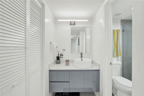 Condo in Miami, Florida, 2 bedrooms № 2260739 - photo 13