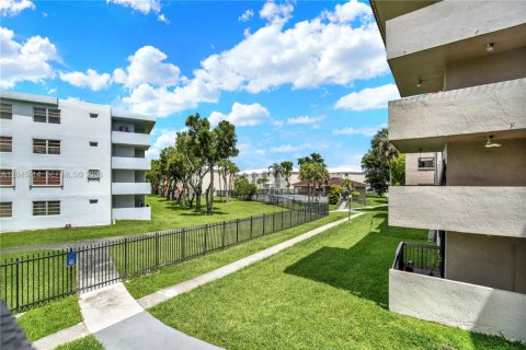 Condo in Miami, Florida, 2 bedrooms № 2260739 - photo 30