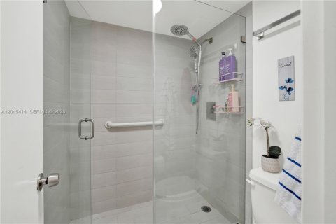 Condo in Miami, Florida, 2 bedrooms № 2260739 - photo 22