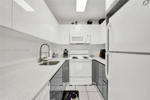 Condo in Miami, Florida, 2 bedrooms № 2260739 - photo 10