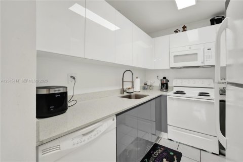 Condo in Miami, Florida, 2 bedrooms № 2260739 - photo 8