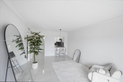 Copropriété à vendre à Sweetwater, Floride: 2 chambres, 66.89 m2 № 1964535 - photo 1