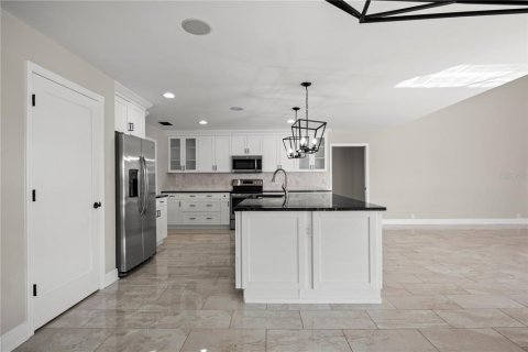 House in Tampa, Florida 4 bedrooms, 306.86 sq.m. № 2208948 - photo 13