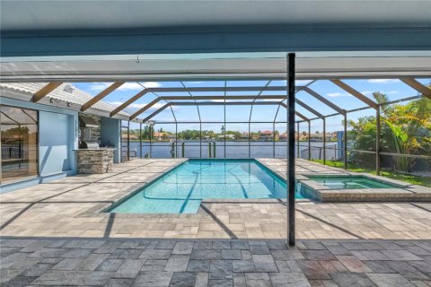 House in Tampa, Florida 4 bedrooms, 306.86 sq.m. № 2208948 - photo 25