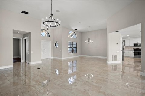 House in Tampa, Florida 4 bedrooms, 306.86 sq.m. № 2208948 - photo 11