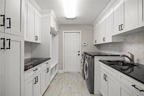 House in Tampa, Florida 4 bedrooms, 306.86 sq.m. № 2208948 - photo 15