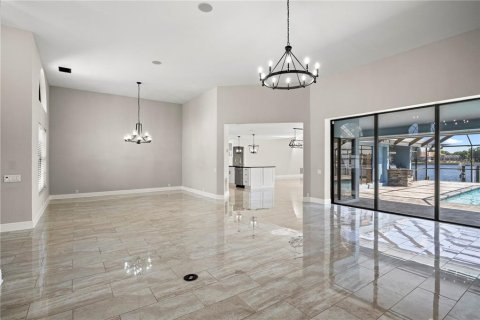 House in Tampa, Florida 4 bedrooms, 306.86 sq.m. № 2208948 - photo 8