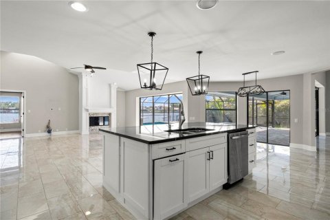 House in Tampa, Florida 4 bedrooms, 306.86 sq.m. № 2208948 - photo 16