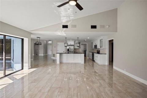 House in Tampa, Florida 4 bedrooms, 306.86 sq.m. № 2208948 - photo 18