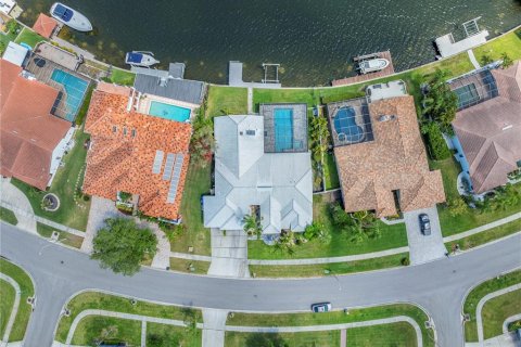 House in Tampa, Florida 4 bedrooms, 306.86 sq.m. № 2208948 - photo 4
