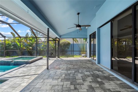 House in Tampa, Florida 4 bedrooms, 306.86 sq.m. № 2208948 - photo 24