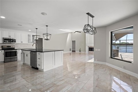 House in Tampa, Florida 4 bedrooms, 306.86 sq.m. № 2208948 - photo 12