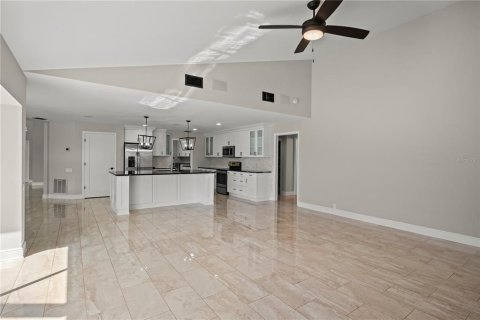 House in Tampa, Florida 4 bedrooms, 306.86 sq.m. № 2208948 - photo 22