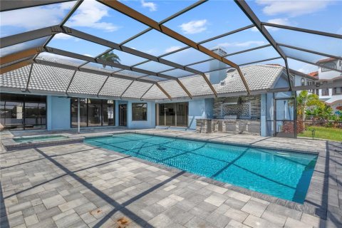 House in Tampa, Florida 4 bedrooms, 306.86 sq.m. № 2208948 - photo 29
