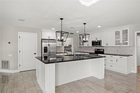 House in Tampa, Florida 4 bedrooms, 306.86 sq.m. № 2208948 - photo 17