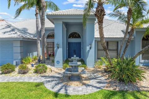House in Tampa, Florida 4 bedrooms, 306.86 sq.m. № 2208948 - photo 3