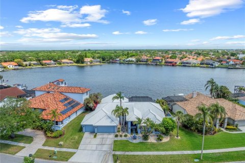 House in Tampa, Florida 4 bedrooms, 306.86 sq.m. № 2208948 - photo 2