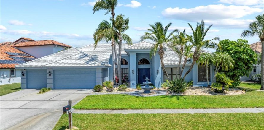 House in Tampa, Florida 4 bedrooms, 306.86 sq.m. № 2208948