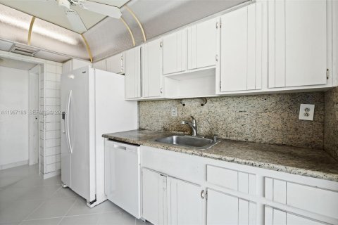 Condo in Miami Beach, Florida, 2 bedrooms  № 2029412 - photo 11