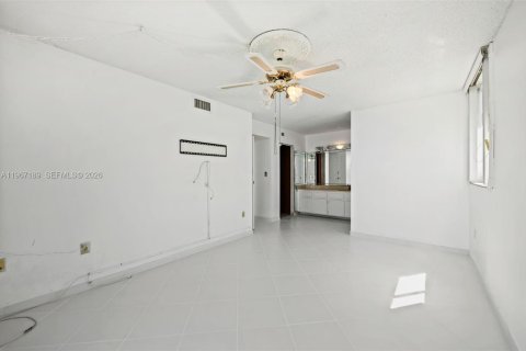 Condo in Miami Beach, Florida, 2 bedrooms  № 2029412 - photo 13