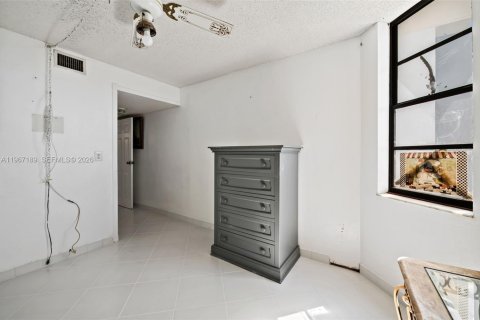 Condo in Miami Beach, Florida, 2 bedrooms  № 2029412 - photo 18