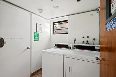 Condo in Miami Beach, Florida, 2 bedrooms  № 2029412 - photo 22