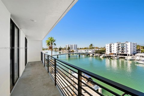Condo in Miami Beach, Florida, 2 bedrooms  № 2029412 - photo 23