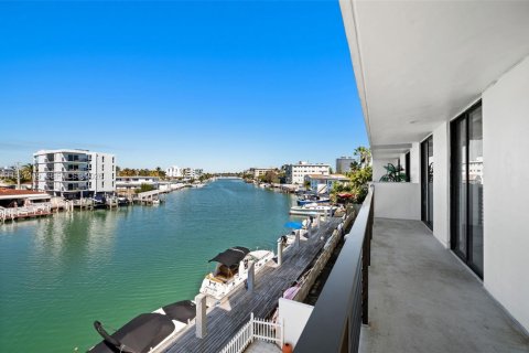 Condo in Miami Beach, Florida, 2 bedrooms  № 2029412 - photo 24