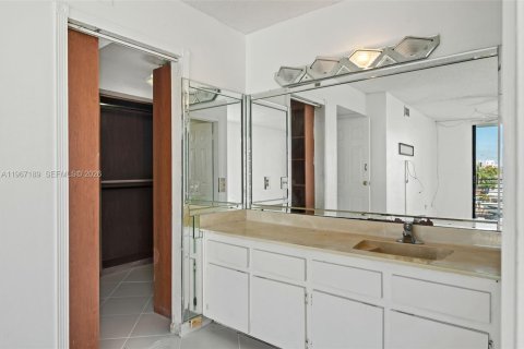 Condo in Miami Beach, Florida, 2 bedrooms  № 2029412 - photo 16
