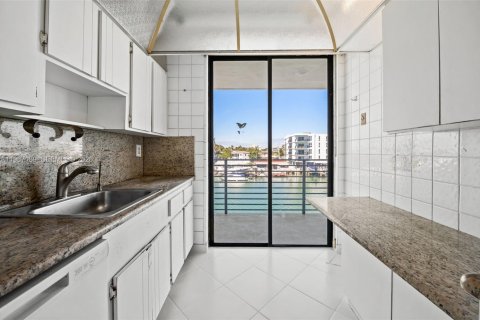 Condo in Miami Beach, Florida, 2 bedrooms  № 2029412 - photo 9