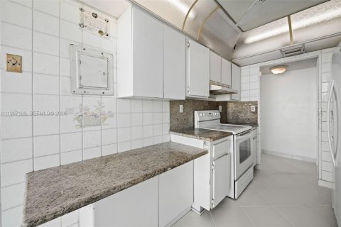 Condo in Miami Beach, Florida, 2 bedrooms  № 2029412 - photo 10