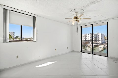 Condo in Miami Beach, Florida, 2 bedrooms  № 2029412 - photo 12