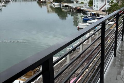 Condominio en Miami Beach, Florida, 2 dormitorios  № 2029412