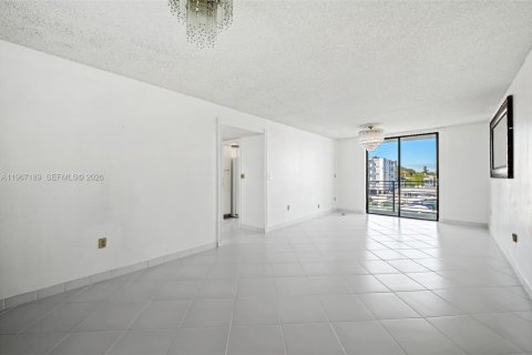 Condo in Miami Beach, Florida, 2 bedrooms  № 2029412 - photo 5