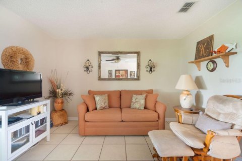 House in Zephyrhills, Florida 2 bedrooms, 113.53 sq.m. № 1855542 - photo 15