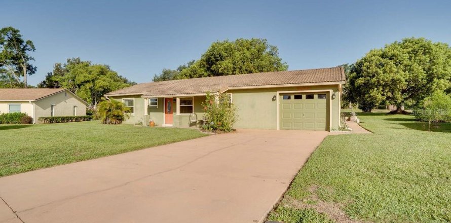 House in Zephyrhills, Florida 2 bedrooms, 113.53 sq.m. № 1855542