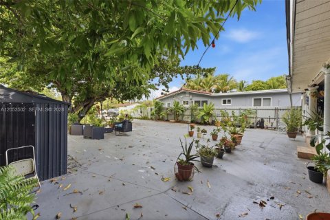 Casa en venta en Hialeah, Florida, 4 dormitorios, 153.38 m2 № 2276674 - foto 27