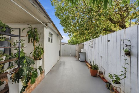 Casa en venta en Hialeah, Florida, 4 dormitorios, 153.38 m2 № 2276674 - foto 26
