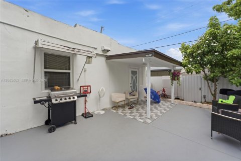 Casa en venta en Hialeah, Florida, 4 dormitorios, 153.38 m2 № 2276674 - foto 20